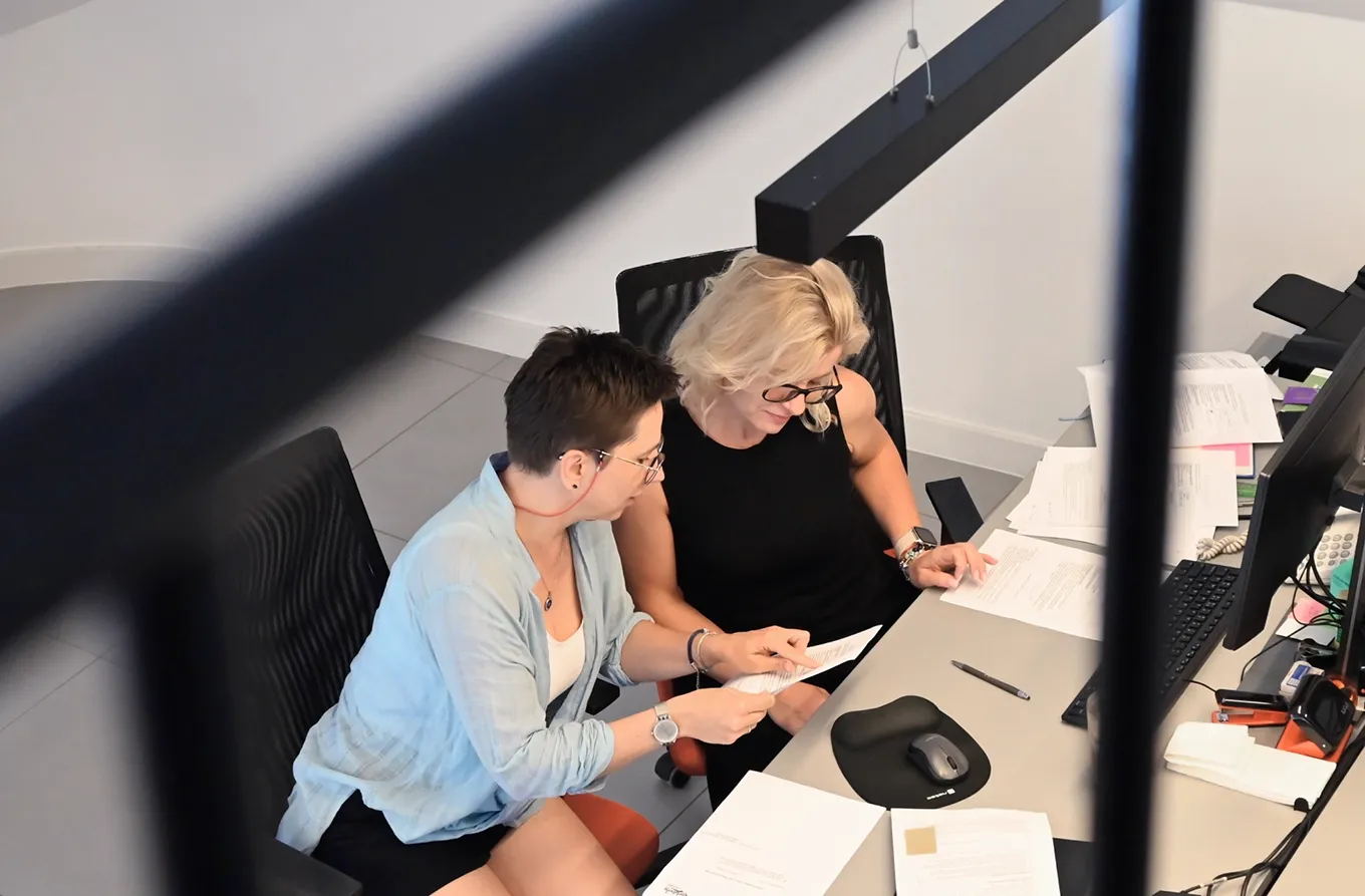 Zespół specjalistów ds. kadr i płac w Payroll 360 omawiający dokumenty