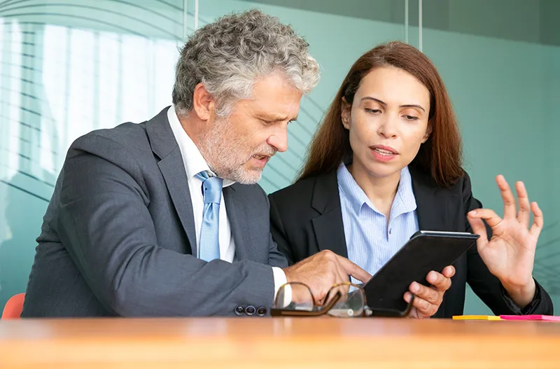 Jak prawidłowo zarządzać e-teczkami w firmie zgodnie z przepisami?