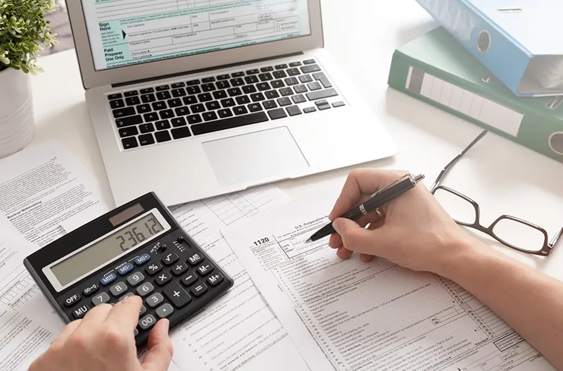 Precyzyjne naliczanie wynagrodzeń – kluczowy obowiązek pracodawcy w obliczu zmieniających się przepisów.