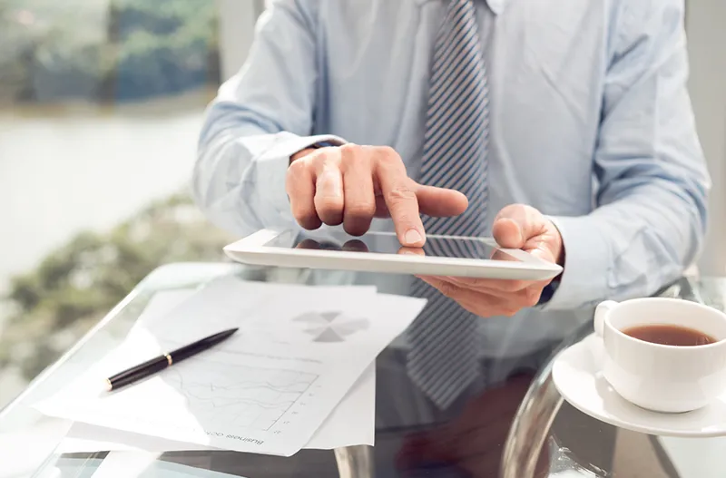 Kadry i płace: Wybór między wewnętrznym działem a outsourcingiem – zalety i wady obu rozwiązań.